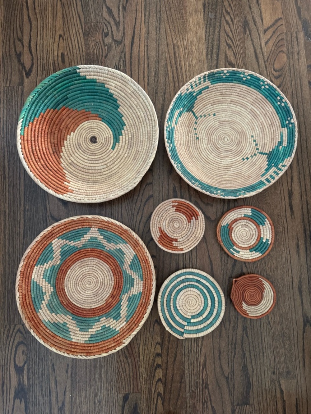 Set of 7 wicker baskets and plates
Can be used as table decor or wall decor
